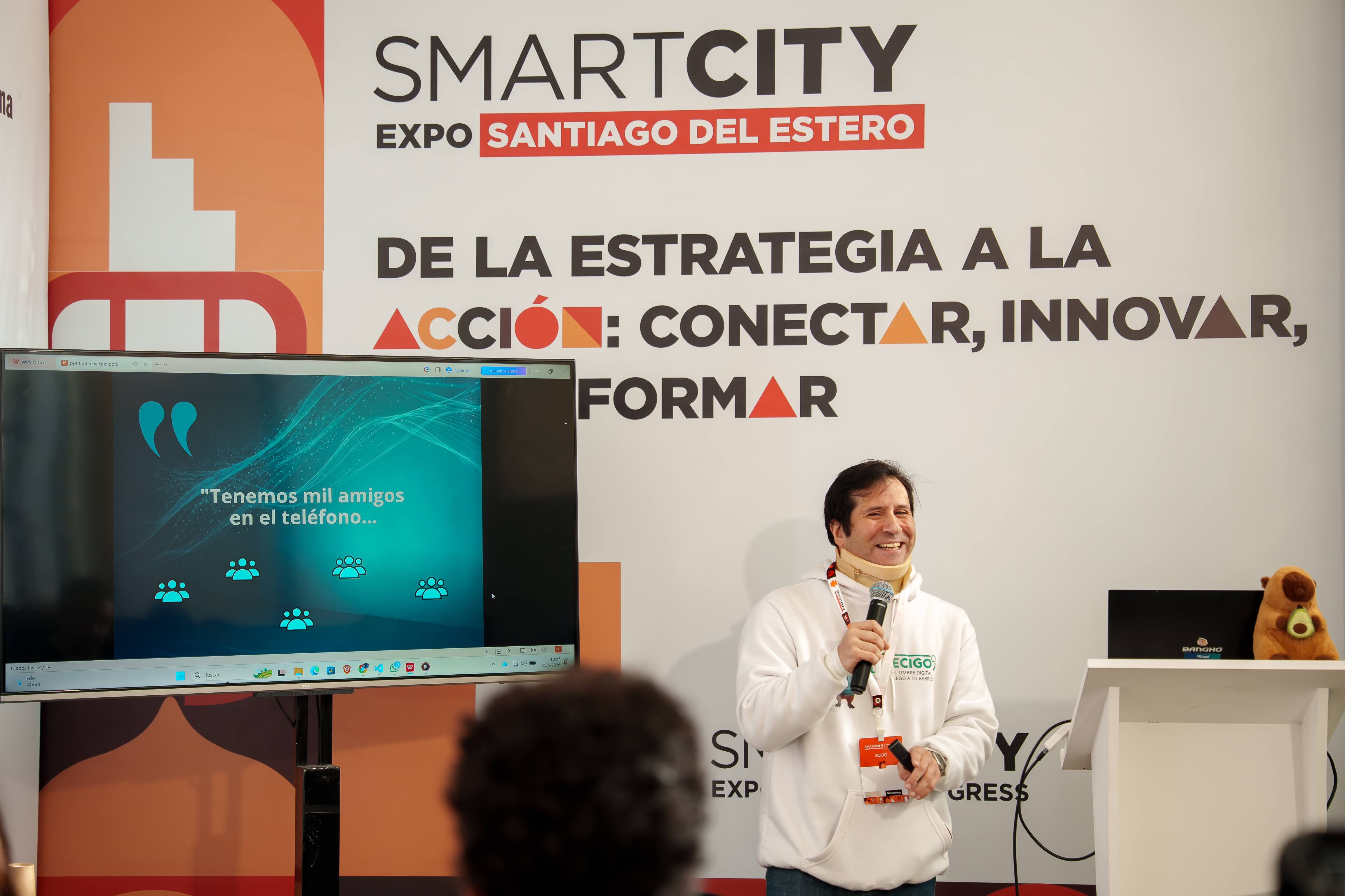 Capi y el logo de Vecigo en la Smart City Expo Santiago del Estero
